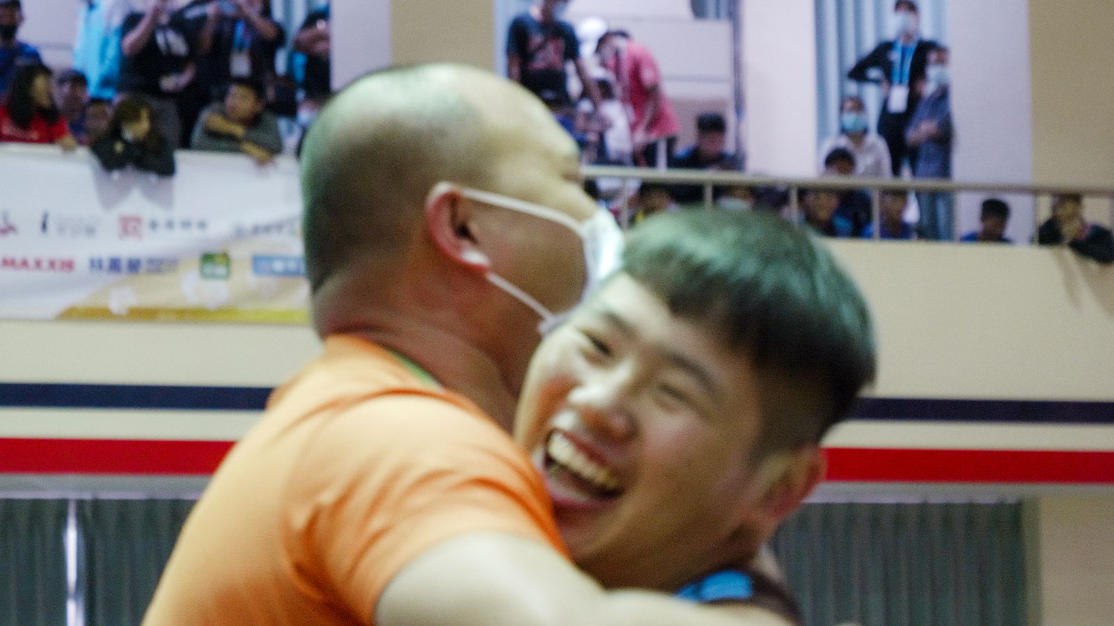 逆轉ㄟ阿坤 少年逆轉勝後與教練在場中相擁而笑