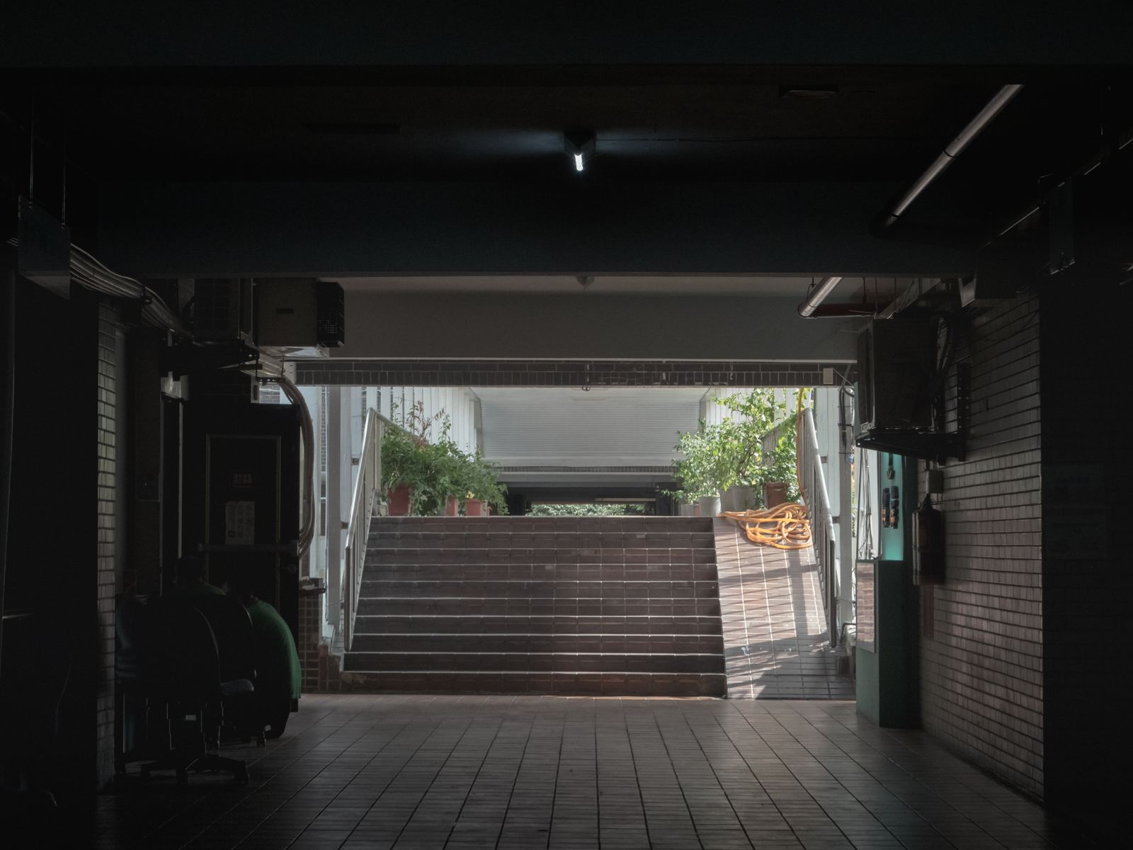 幕 幽暗長廊通往一段被光照亮的階梯