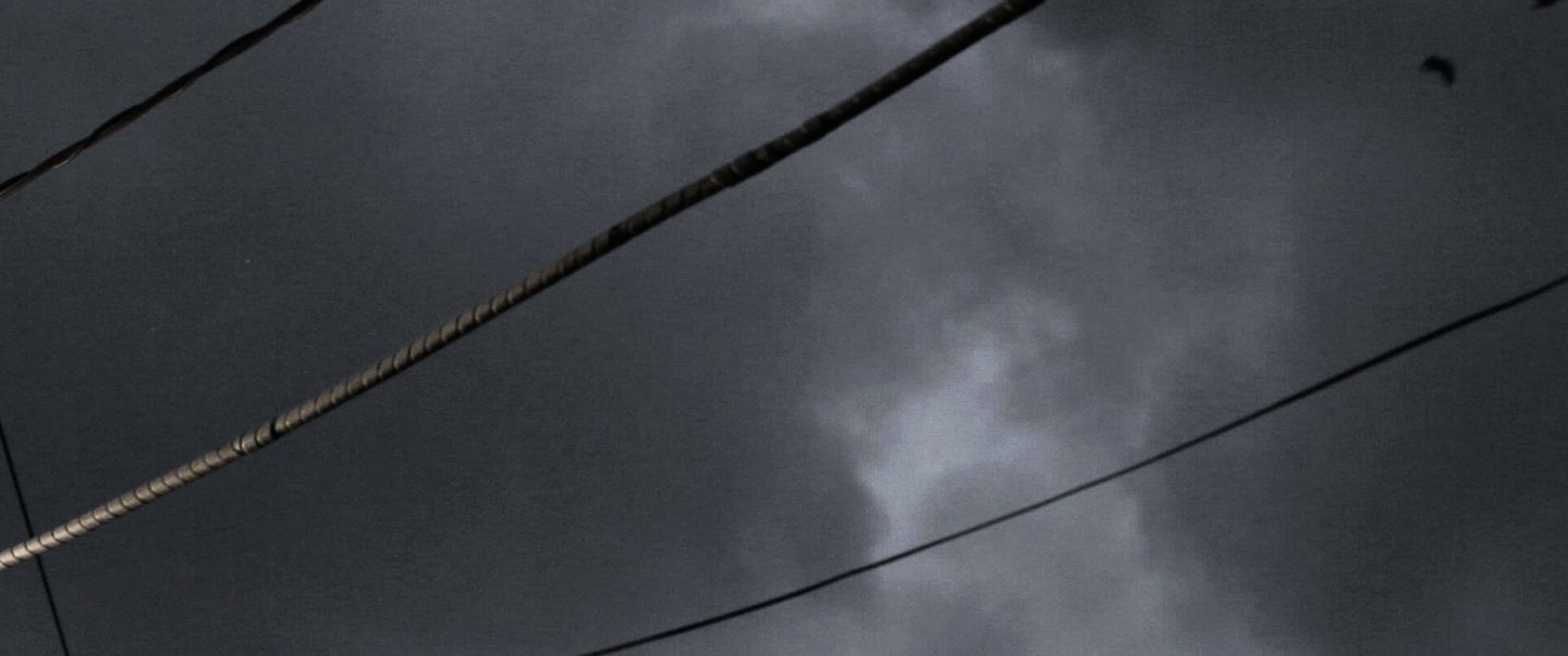 流 電線橫過陰雲密布的天空