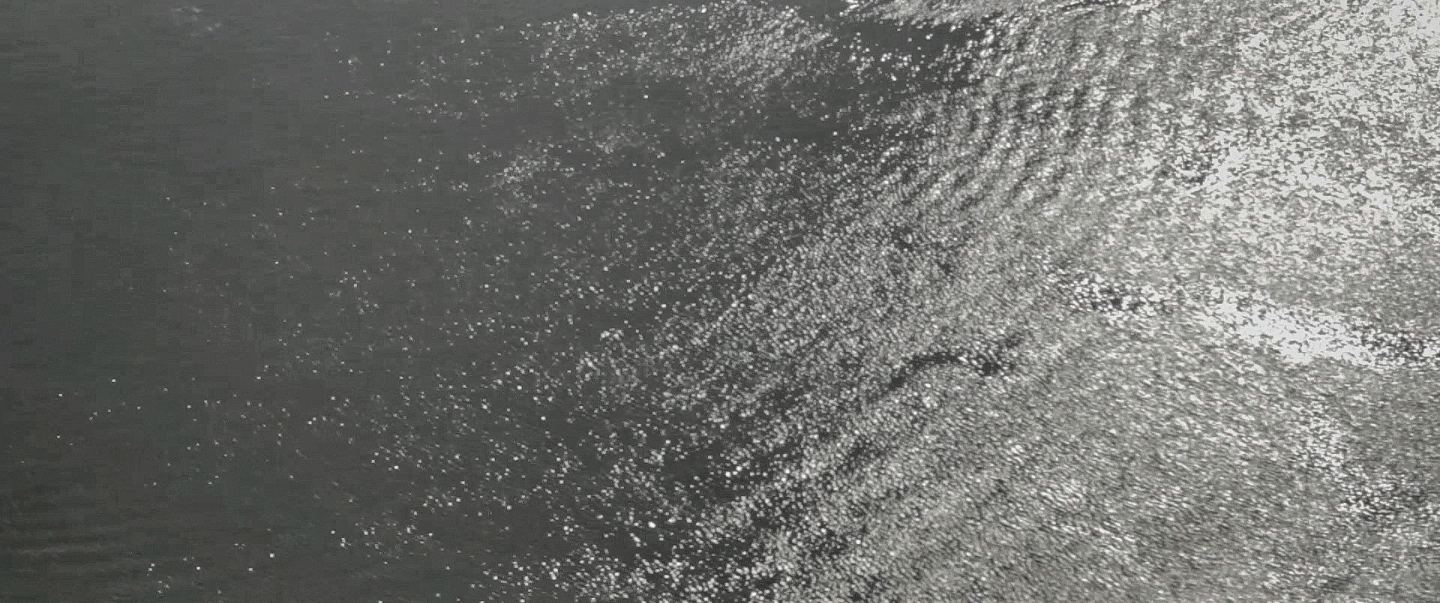 流 水面波光粼粼