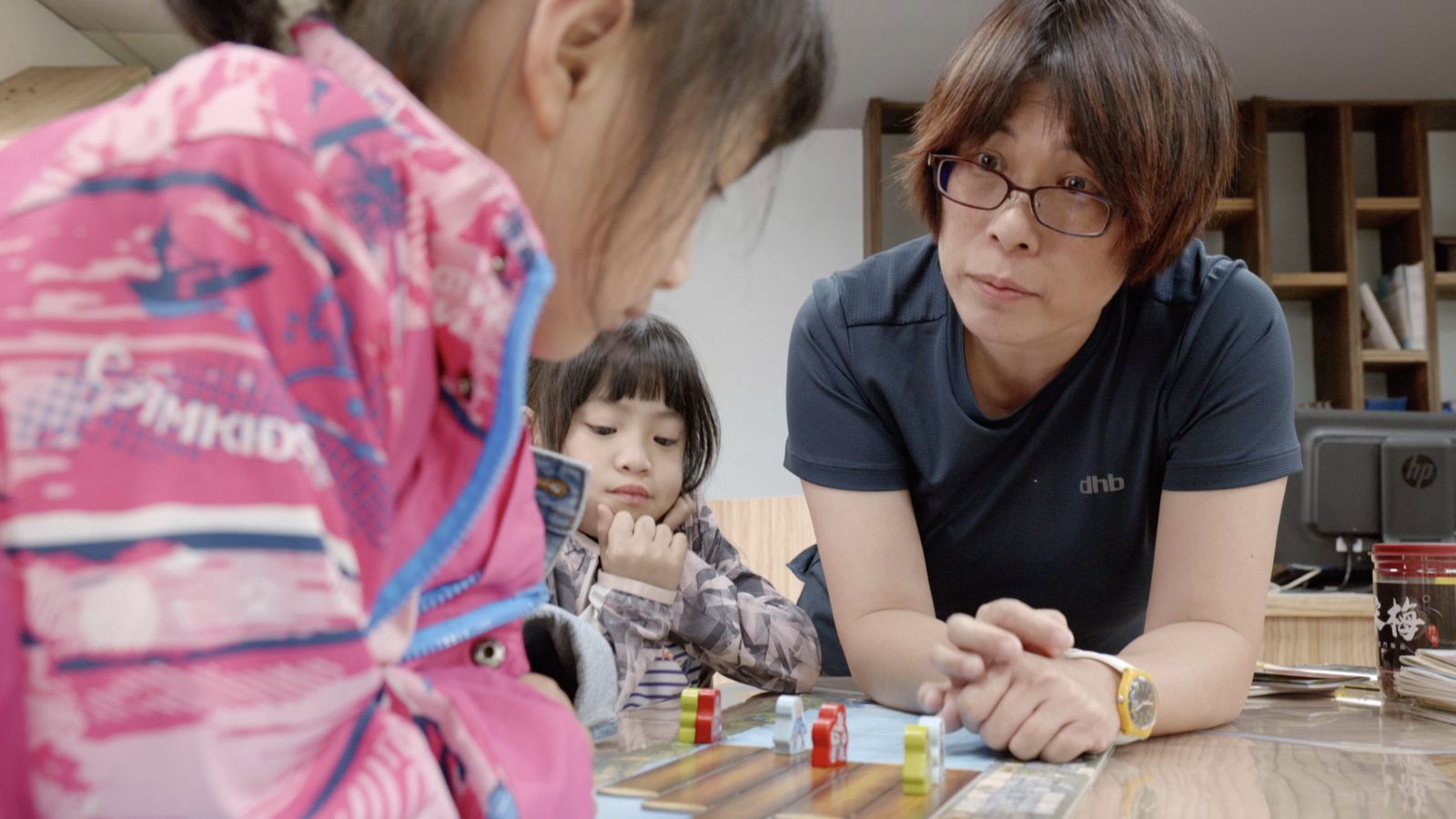 山上的特別課 老師與孩子們圍著桌遊桌交談