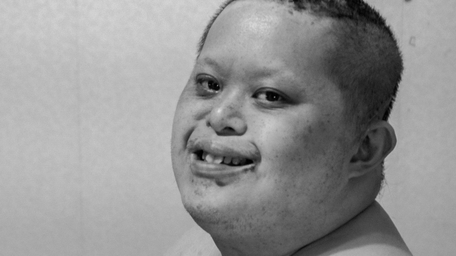寍 男子對鏡頭咧嘴而笑