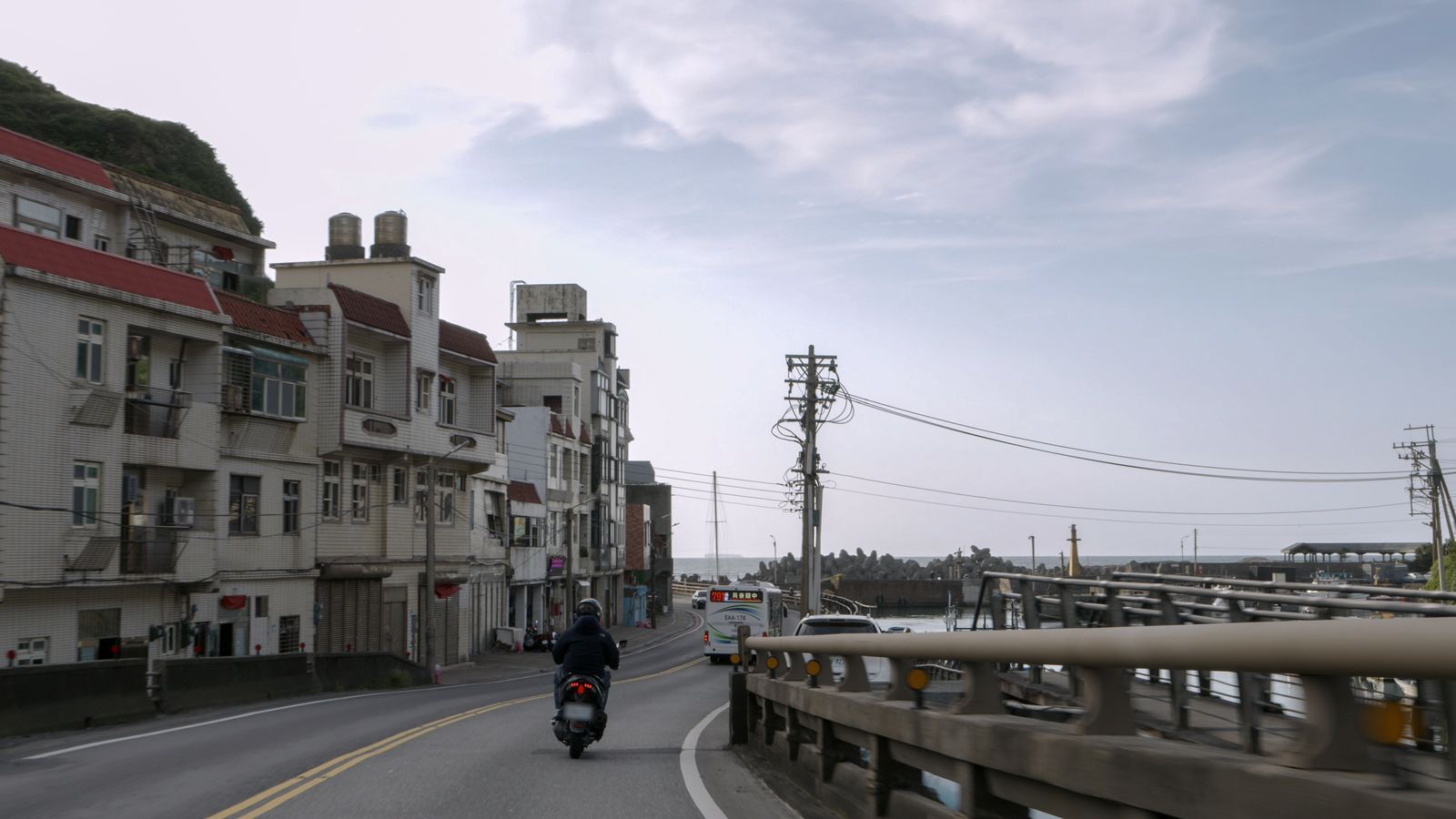 尋找棲所 機車沿著濱海公路駛過