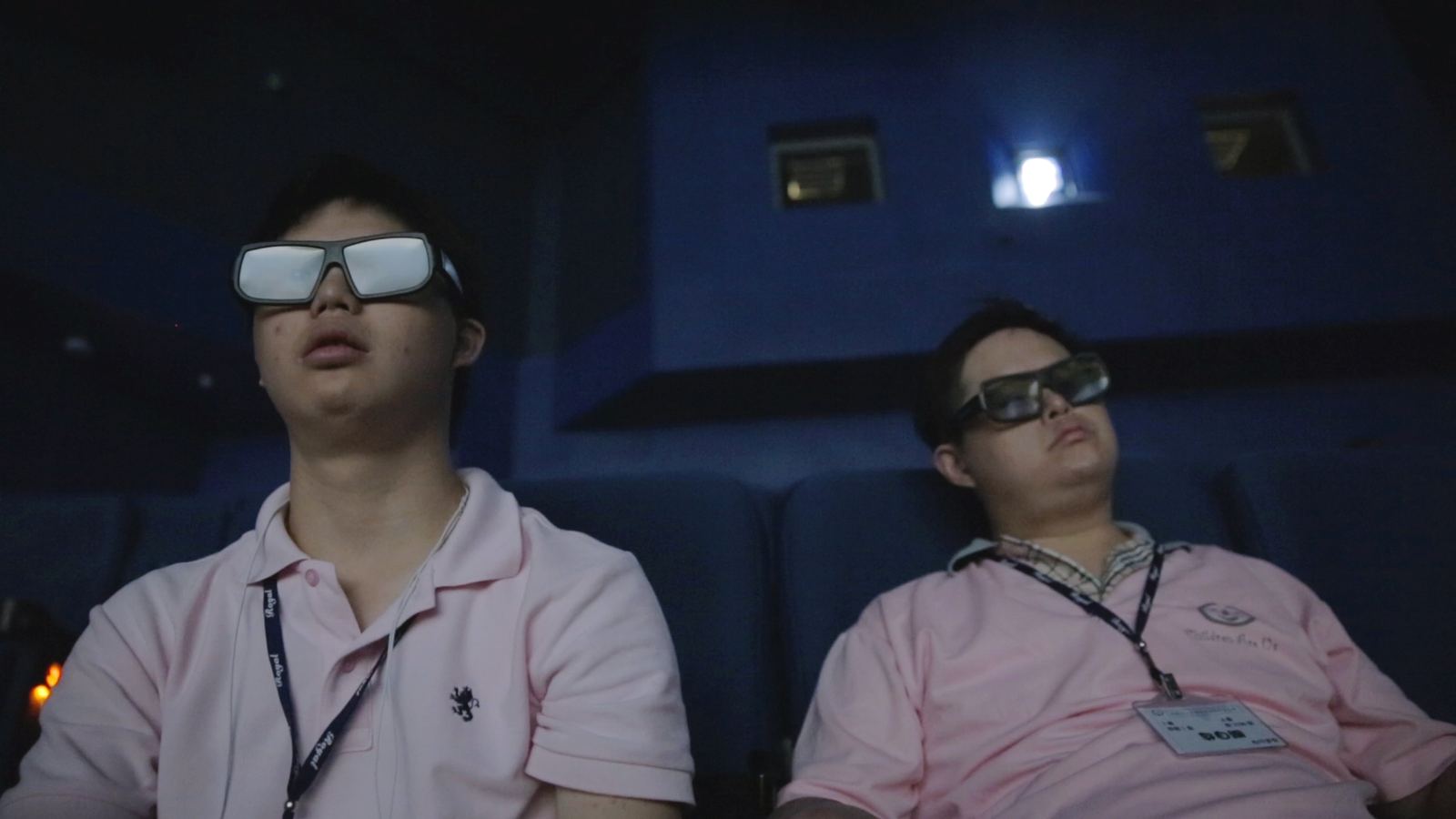 溫度-對流 兩名青年戴著3D眼鏡在戲院座位上看電影