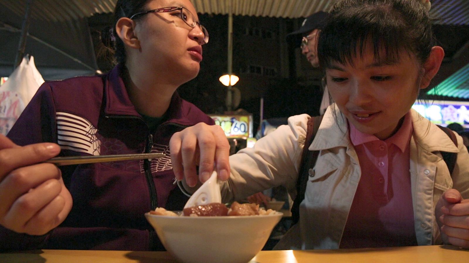 溫度-傳導 夜市攤桌前女子夾菜給身旁的少女