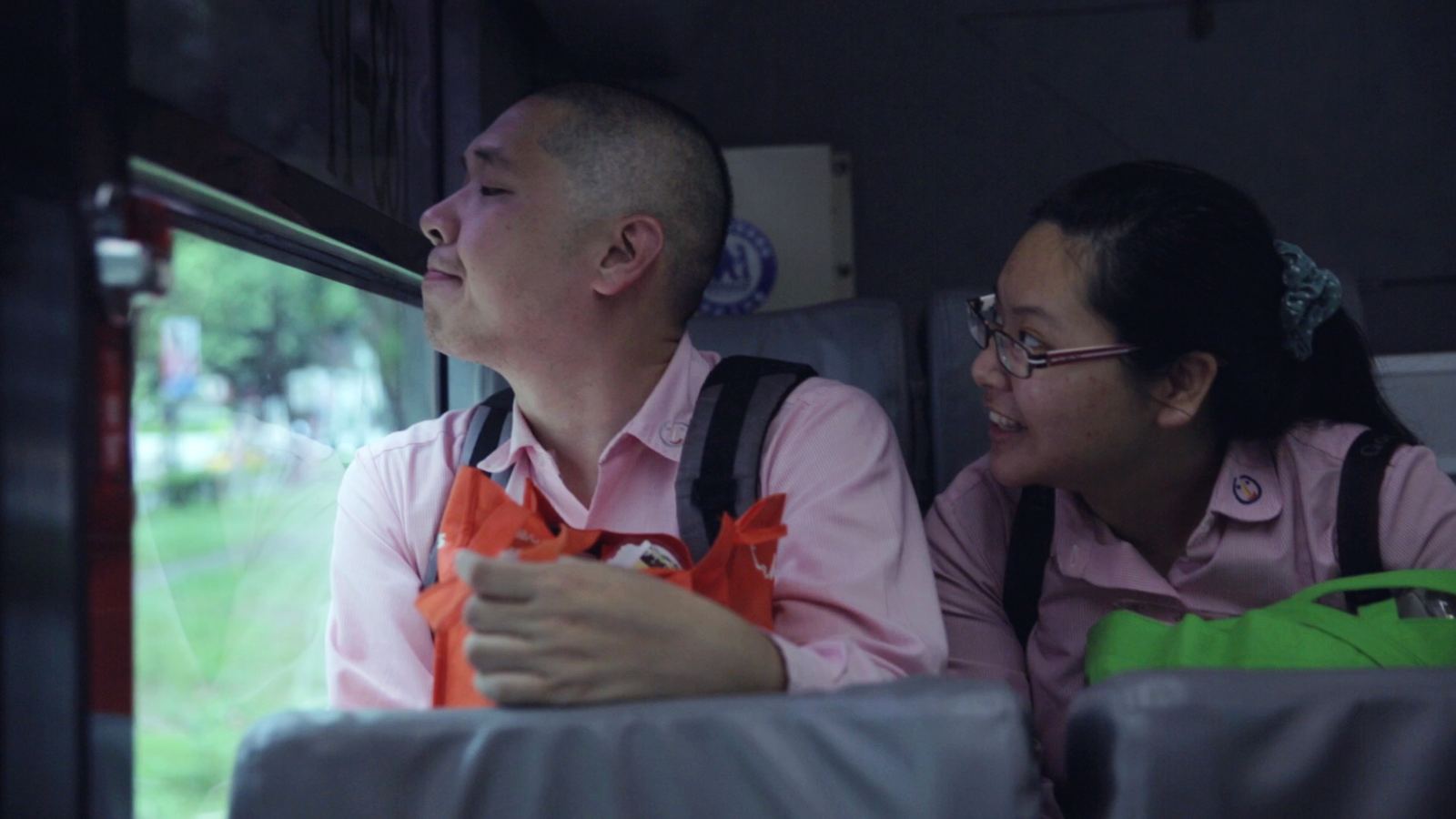 溫度-輻射 兩名穿粉紅制服的男女並肩坐在車上望向窗外